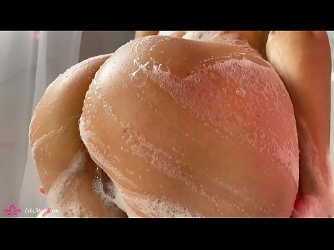 ❤️ Brunette dushda kuchli orgazm uchun vibrator bilan mushukni onanizm qiladi Super pornoda bizda ☑