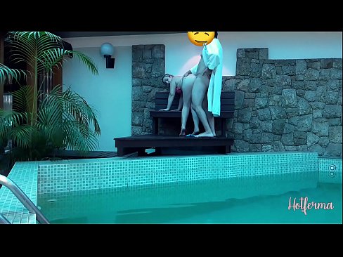 ❤️ Boss xizmatchini hovuzga taklif qiladi, lekin issiqqa qarshi tura olmadi Super pornoda bizda ☑