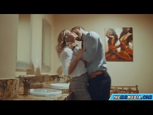 ❤️ Ko'krakli sarg'ish sizni jamoat hojatxonasida yo'ldan ozdirganda Super pornoda bizda ☑
